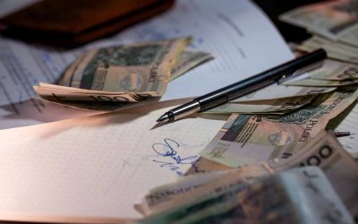 pieniądze i dokumenty podczas planowania spłaty zadłużenia